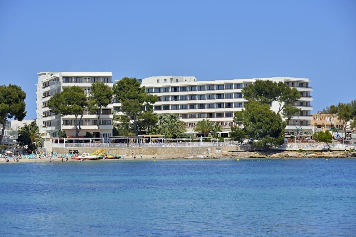 Leonardo Royal Hotel Ibiza Santa Eulalia am Strand mit vielen Gästen und Bäumen