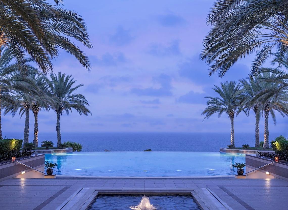 Unendlicher Pool am Shangri-La Al Husn Resort & Spa mit Blick auf den Ozean