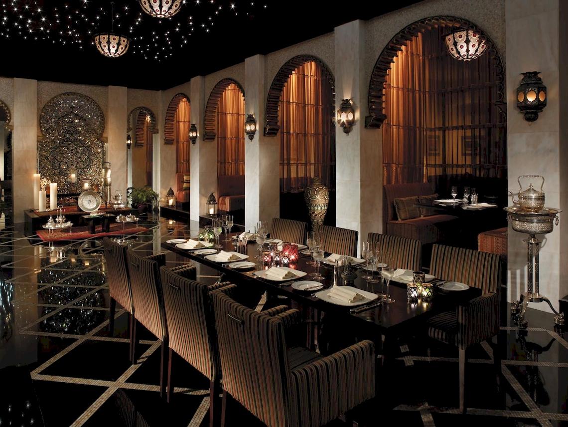 Shangri-La Al Husn Resort & Spa Innenbereich Speisesaal mit Tisch und Stühlen