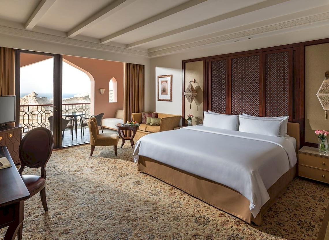 Schlafzimmer im Shangri-La Al Husn Resort & Spa mit Blick auf das Meer.