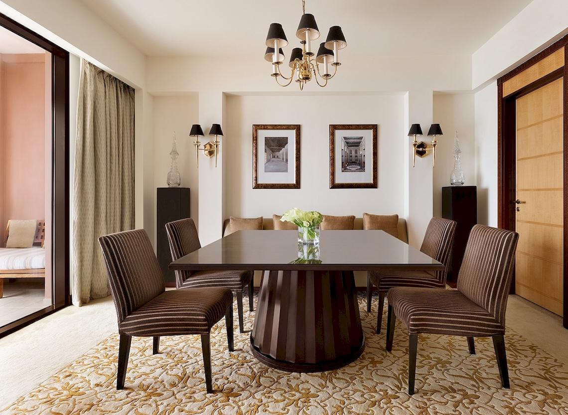 Elegantes Esszimmer mit einem runden Tisch und Stühlen im Shangri-La Al Husn Resort & Spa