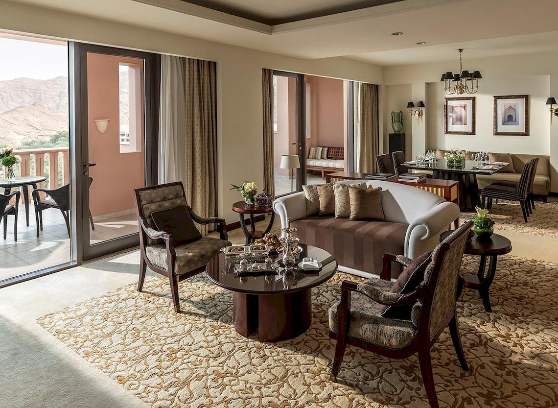 Luxuriöses Shangri-La Al Husn Resort & Spa Wohnzimmer mit Aussicht auf die Berge