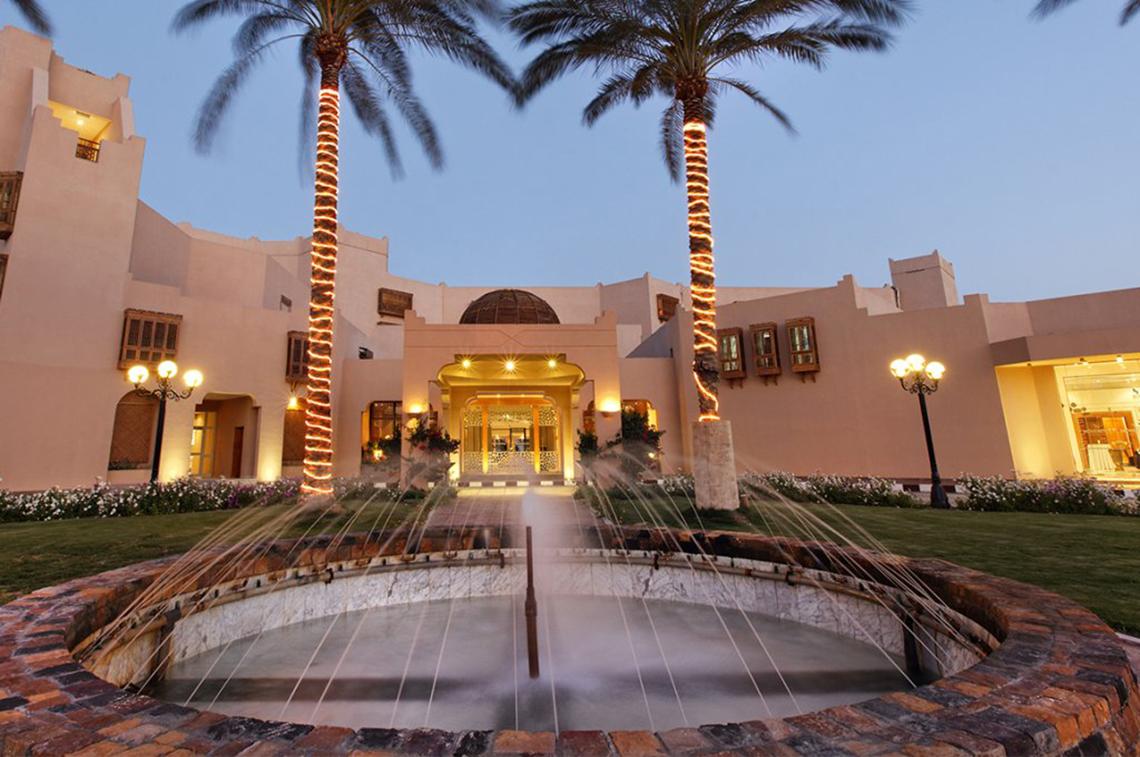 Haupteingang des Continental Hotel Hurghada bei Nacht mit Brunnen und Palmen