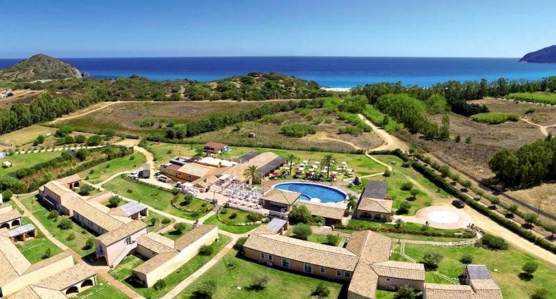 Luftaufnahme des Alma Resorts mit Pool und Meer im Hintergrund.