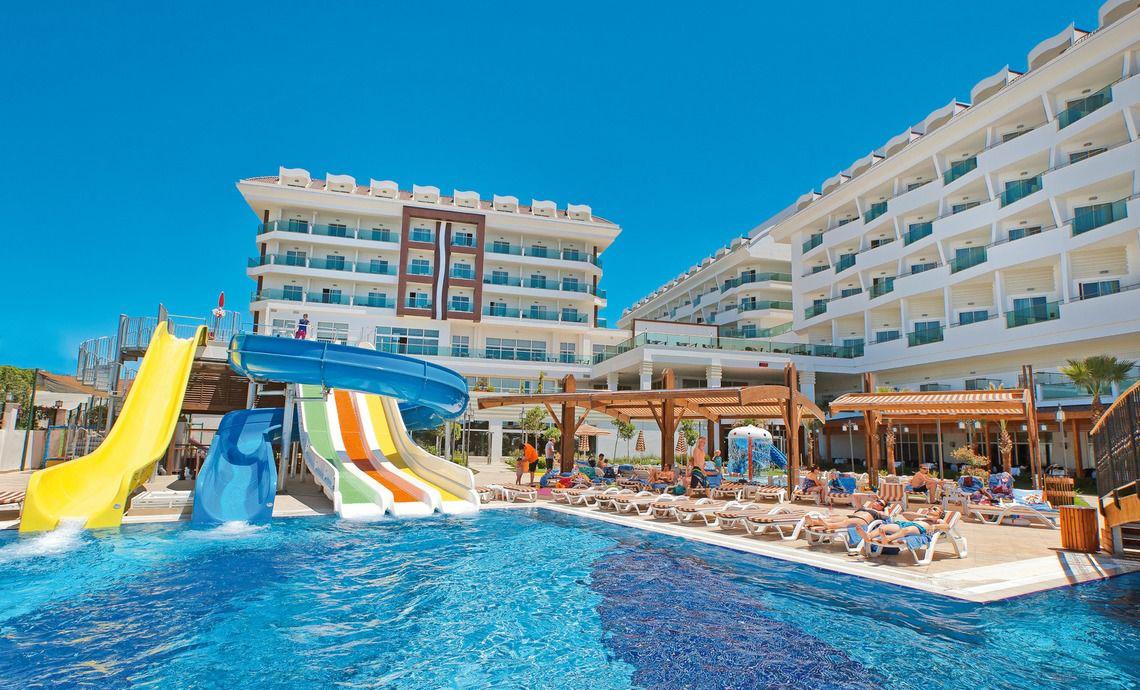 Außenbereich des Adalya Ocean Deluxe Hotels mit Pool und Wasserrutschen
