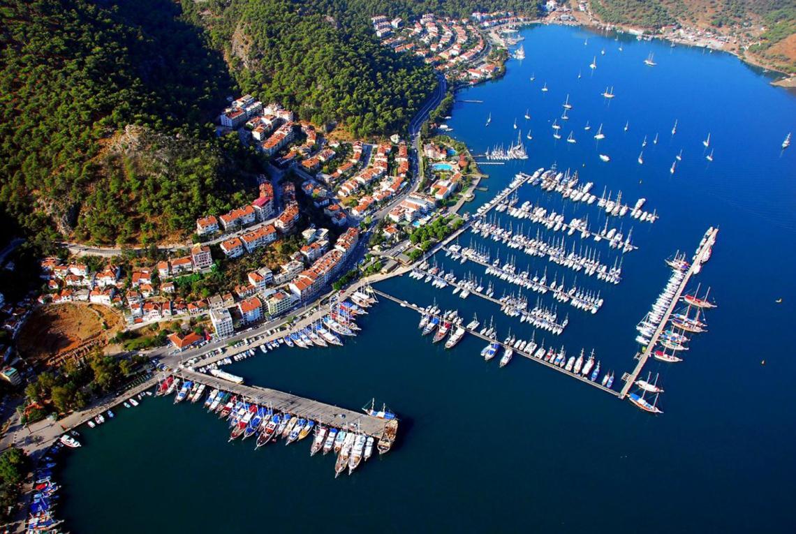 Luftaufnahme der Marina des Malhun Hotels mit vielen geparkten Booten und Gebäuden.