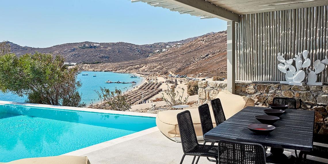 Ausblick auf das Royal Myconian Resort mit Pool und Meerblick.