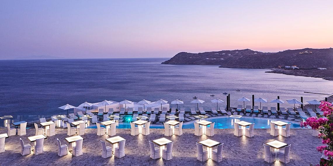 Luftaufnahme des Royal Myconian Resorts mit Blick auf den Pool und das Meer