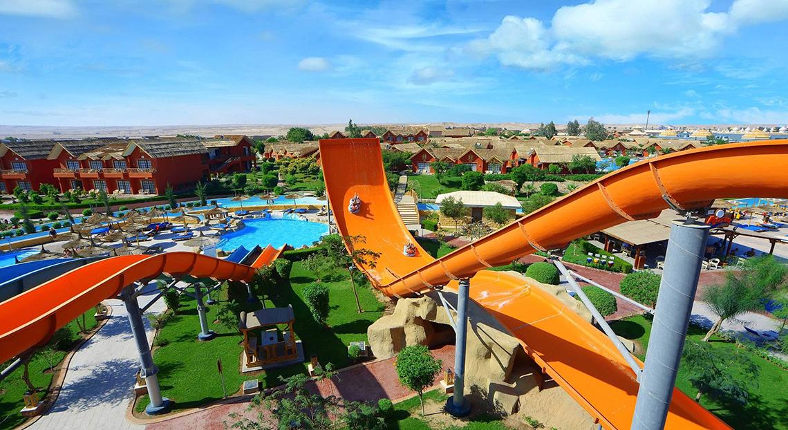 Luftaufnahme des Pickalbatros Jungle Aqua Park Resorts mit großen orangefarbenen Wasserrutschen und Swimmingpools.