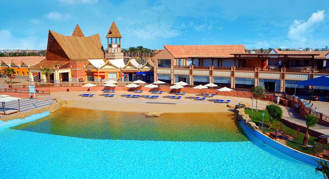 Außenansicht des Pickalbatros Jungle Aqua Park Resorts mit Pool, Strand und Gebäuden