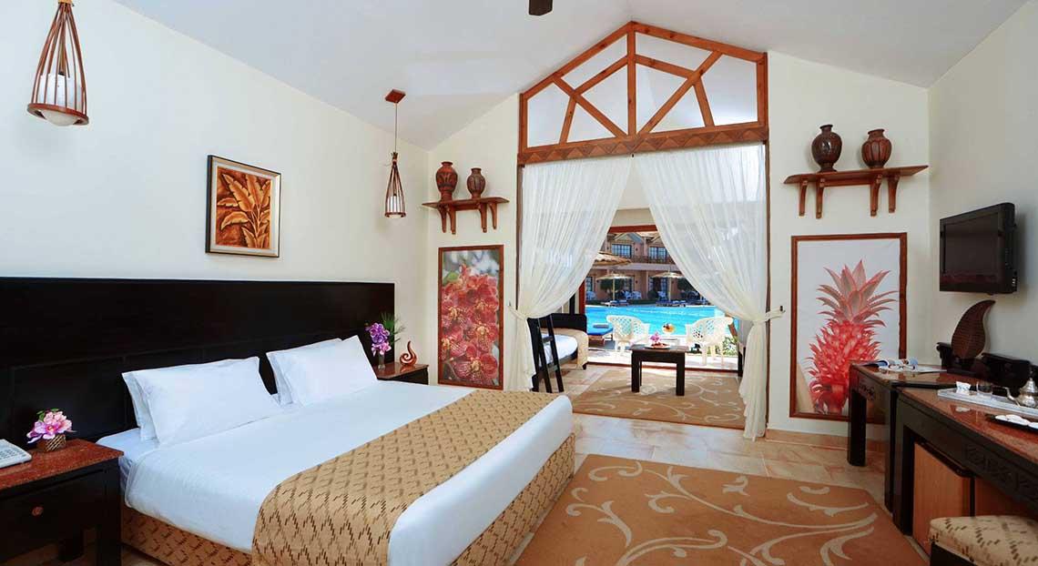 Hotelzimmer im Pickalbatros Jungle Aqua Park Resort mit Blick auf den Pool.
