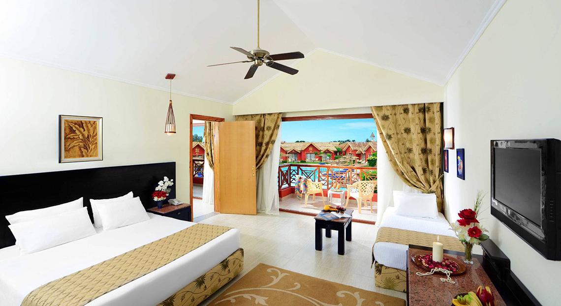Hotelzimmer mit zwei Betten, Balkon, Fernseher und Meerblick
