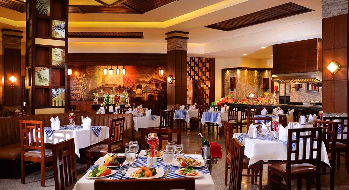 Innenansicht des Restaurants im Pickalbatros Jungle Aqua Park Resort mit gedeckten Tischen und Stühlen.