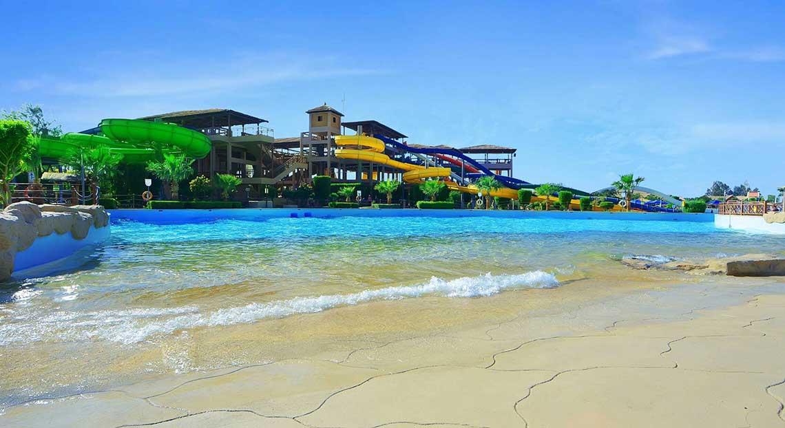 Wasserrutschen des Pickalbatros Jungle Aqua Park Resorts vor einem blauen Himmel