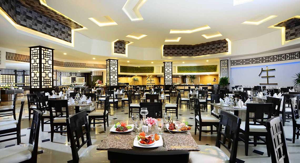 Restaurant im Pickalbatros Jungle Aqua Park Resort mit gedeckten Tischen und Speisen.