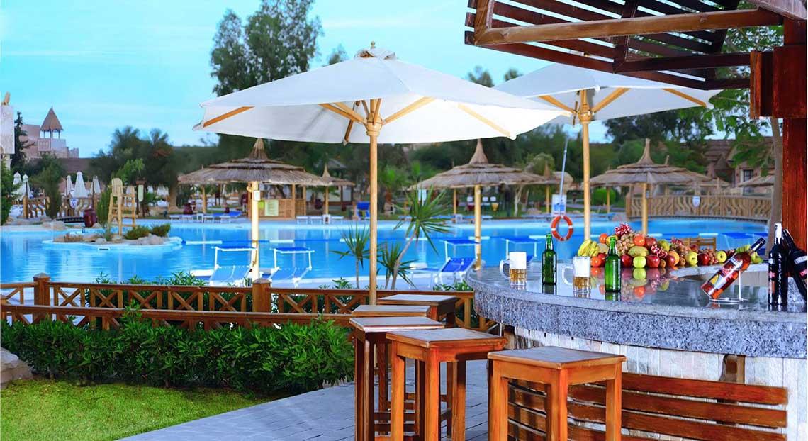 Außenbar des Pickalbatros Jungle Aqua Park Resorts mit Schirmen und Blick auf den Pool