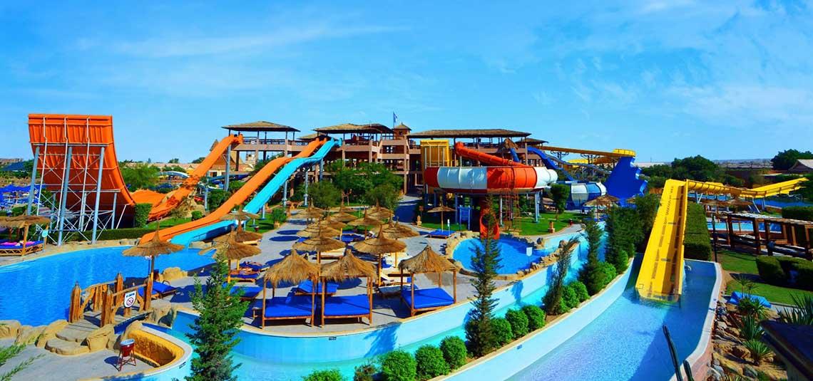 Außenansicht des Pickalbatros Jungle Aqua Park Resorts mit verschiedenen Wasserrutschen und Schwimmbecken.