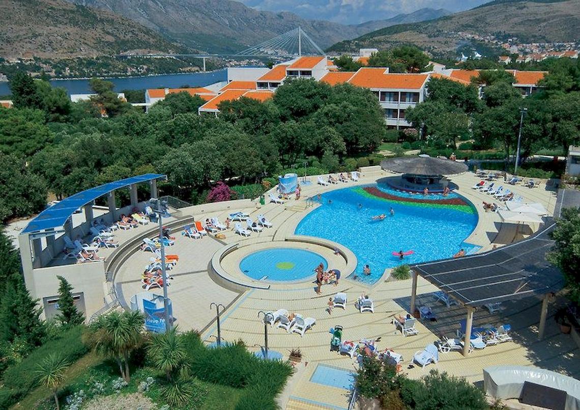 Luftaufnahme des Valamar Tirena Hotels mit Swimmingpools, Liegestühlen und Besuchern.