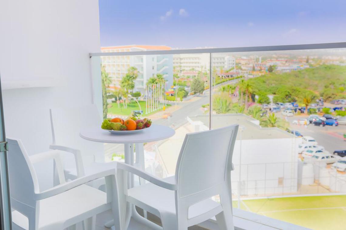 Blick vom Balkon des Vassos Nissi Plage Hotels auf die Umgebung.