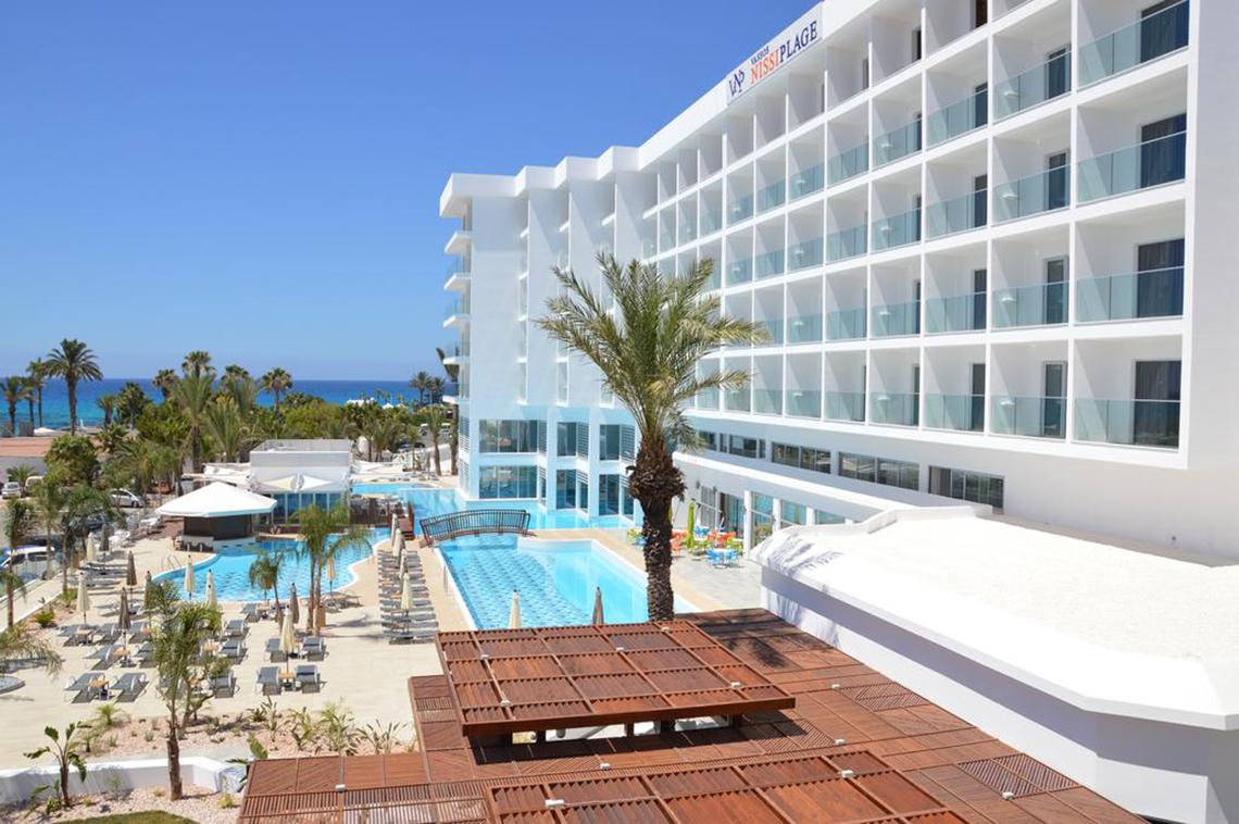 Außenbereich des Vassos Nissi Plage Hotels mit Swimmingpool und Terrasse