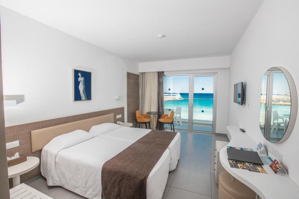 Hotelzimmer im Vassos Nissi Plage mit Blick auf das Meer und einen Balkon.