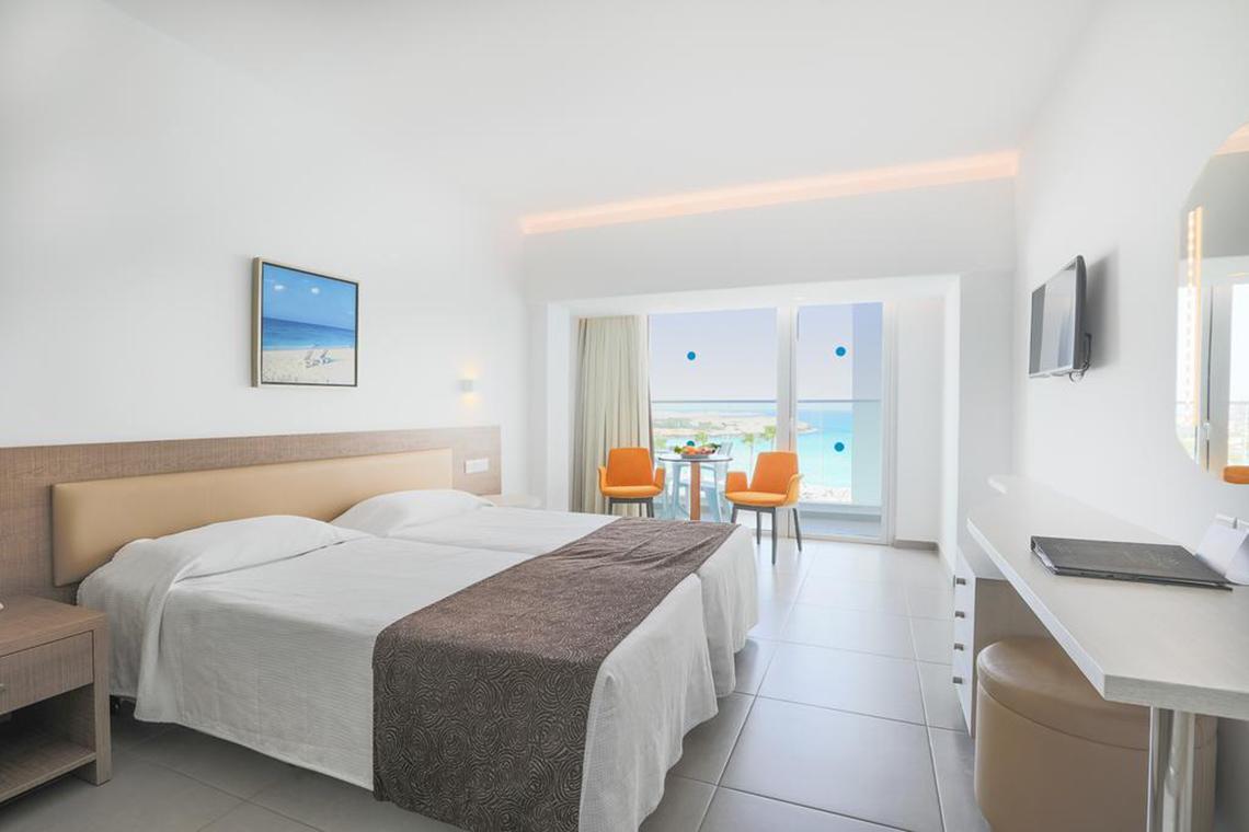Doppelbettzimmer im Vassos Nissi Plage Hotel mit Blick auf das Meer