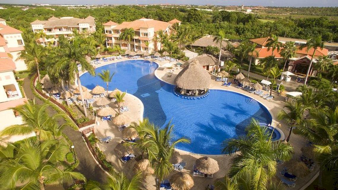 Luftaufnahme des Bahia Principe Grand Turquesa Hotels mit großem Swimmingpool und Palmen.