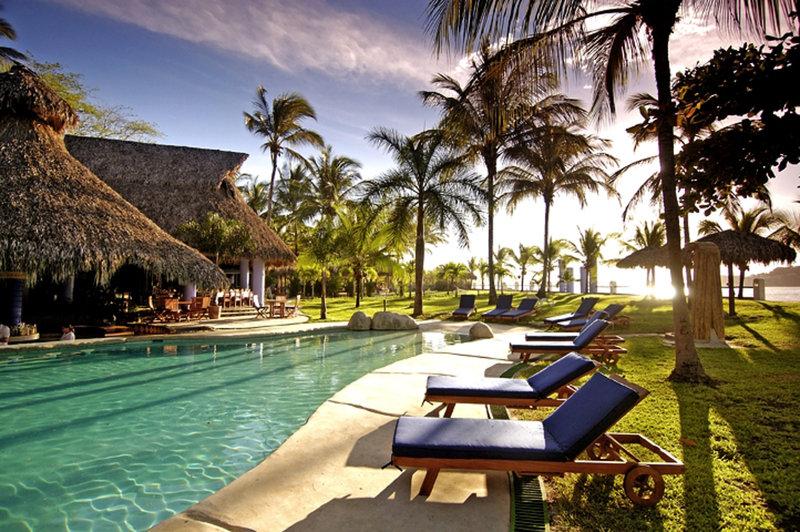 Poolbereich des Hotels Bahia del Sol mit Liegestühlen und Palmen