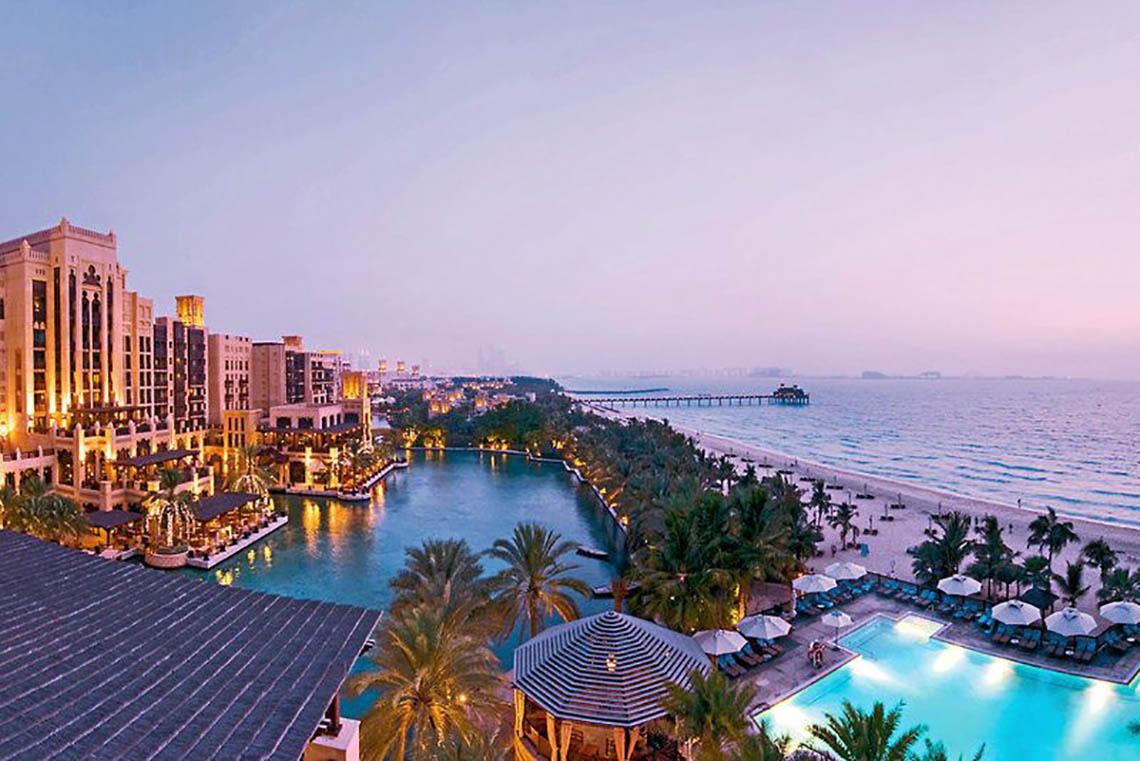 Luftaufnahme des Jumeirah Dar Al Masyaf Resorts mit Pool und Meerblick