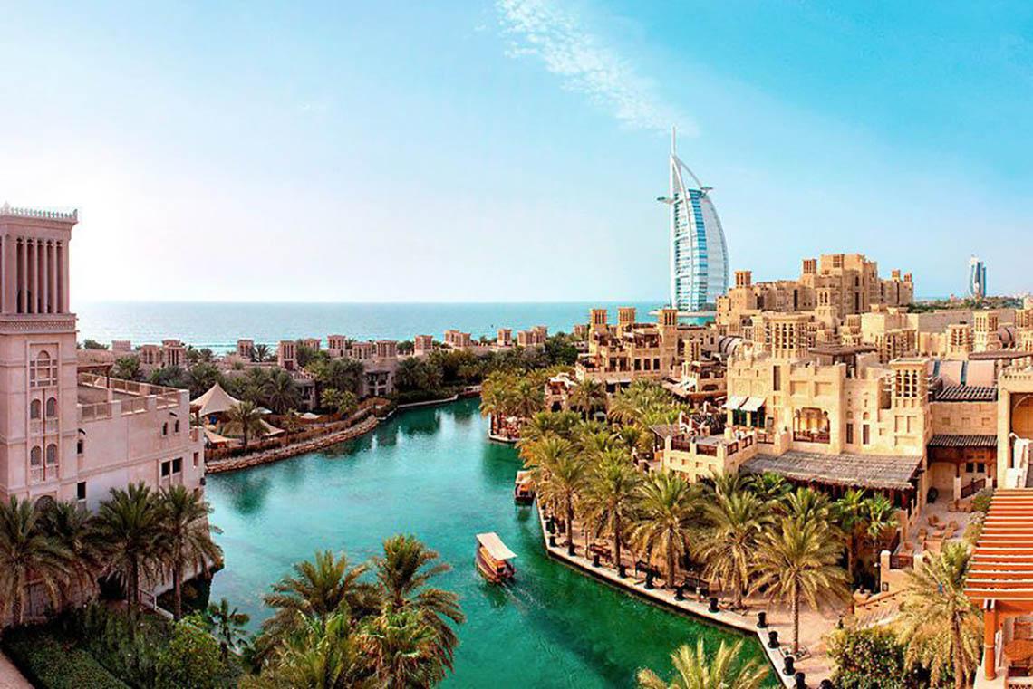 Luftaufnahme von Jumeirah Dar Al Masyaf mit Blick auf den Burj Al Arab und einen Kanal