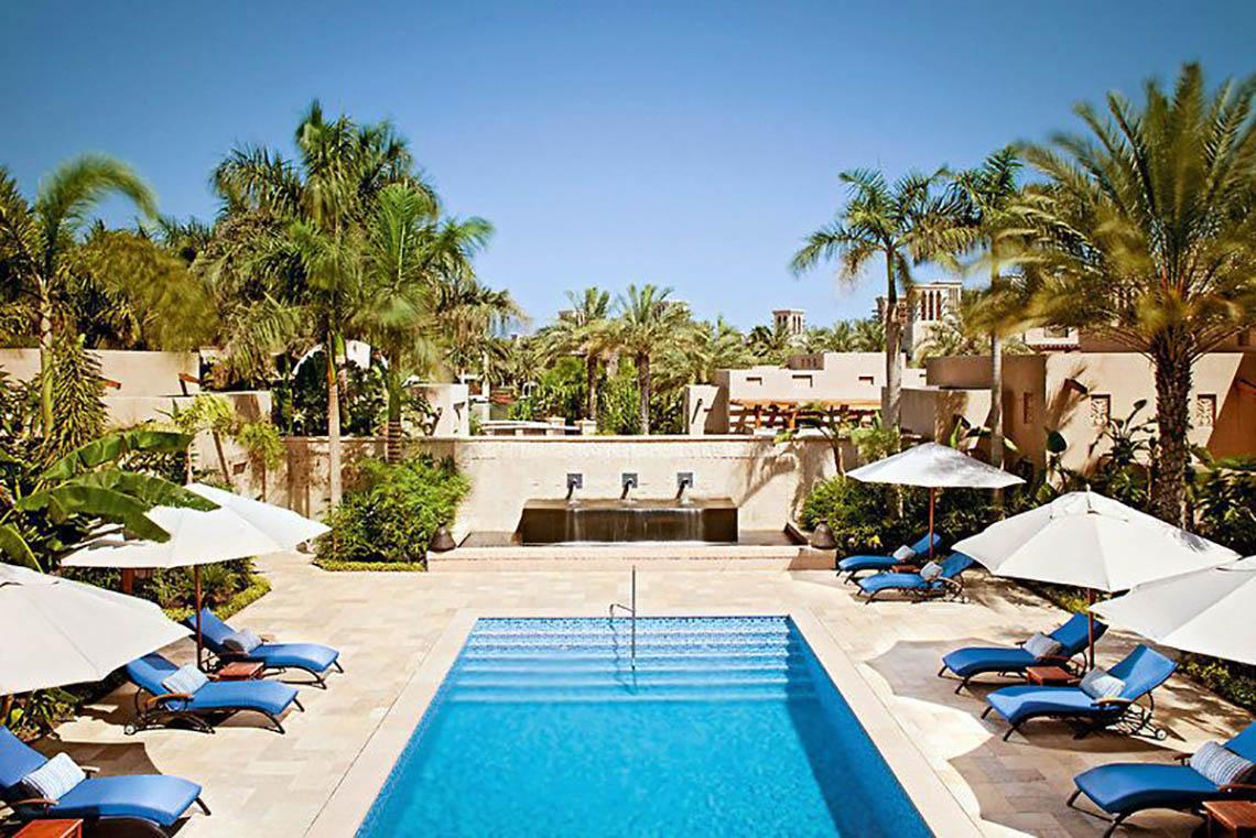Außenpool und Terrasse im Jumeirah Dar Al Masyaf Hotel