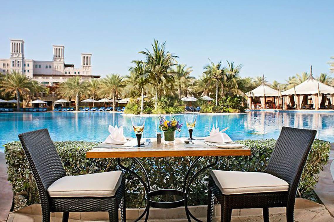 Außentisch am Pool im Jumeirah Dar Al Masyaf Hotel.