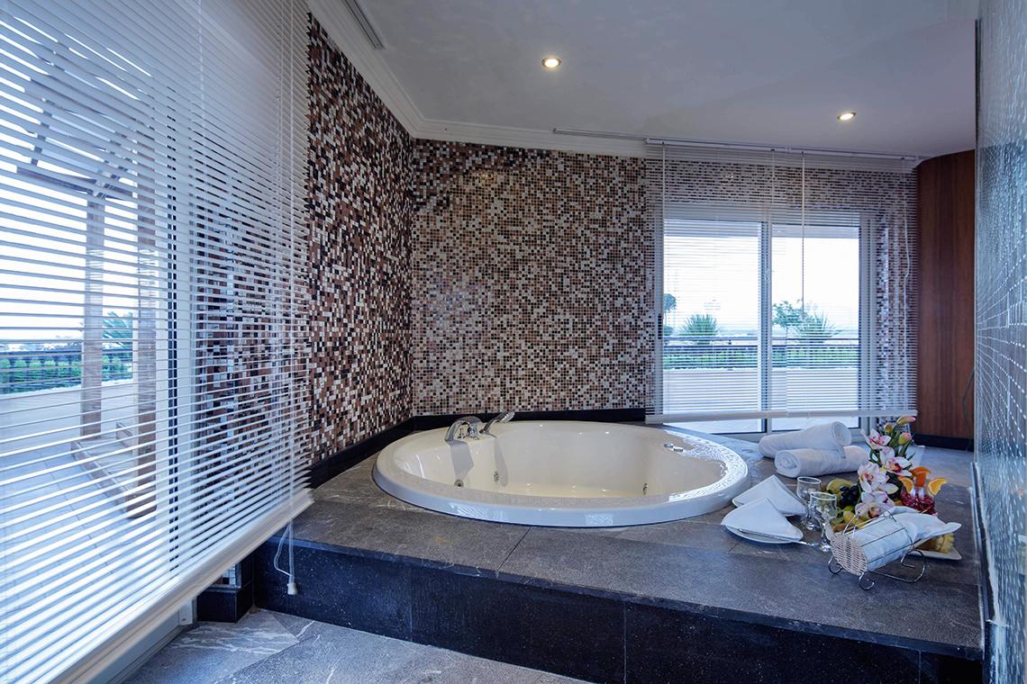 Badezimmer mit Badewanne im Crystal Sunset Luxury Resort & Spa