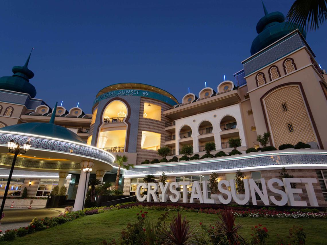 Außenansicht des Crystal Sunset Luxury Resort & Spa bei Nacht mit Beleuchtung