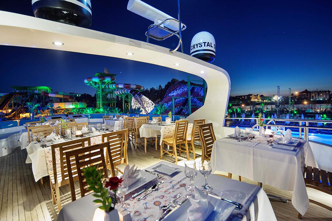 Nachtansicht des Restaurants auf dem Schiff im Crystal Sunset Luxury Resort & Spa.