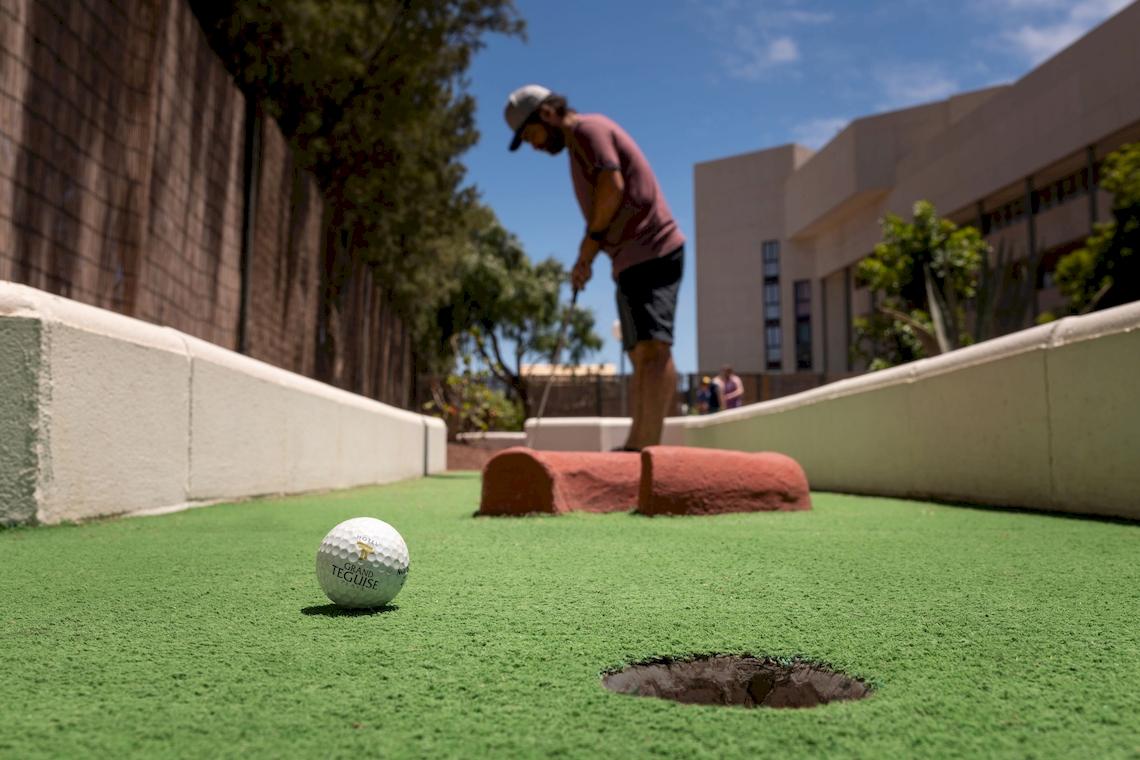 Golfspieler beim Grand Teguise Playa, der einen Schlag ausführt.