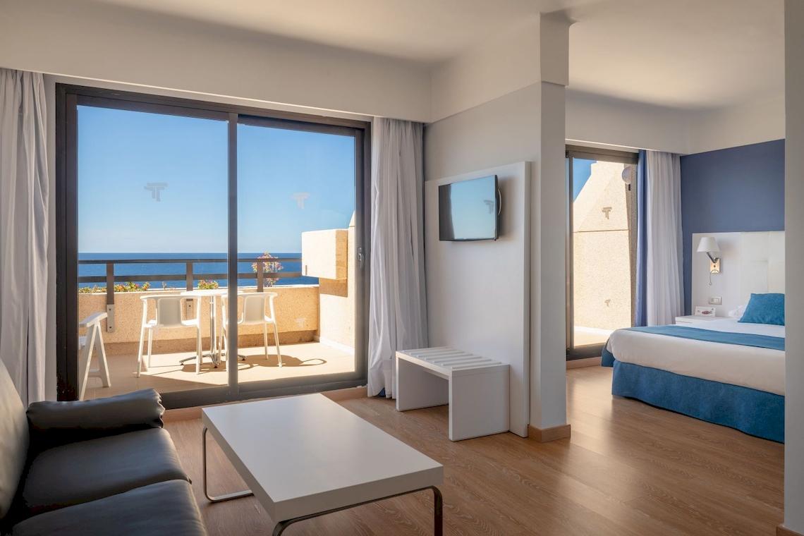 Innenansicht eines Zimmers im Grand Teguise Playa Hotel mit Meerblick von der Terrasse