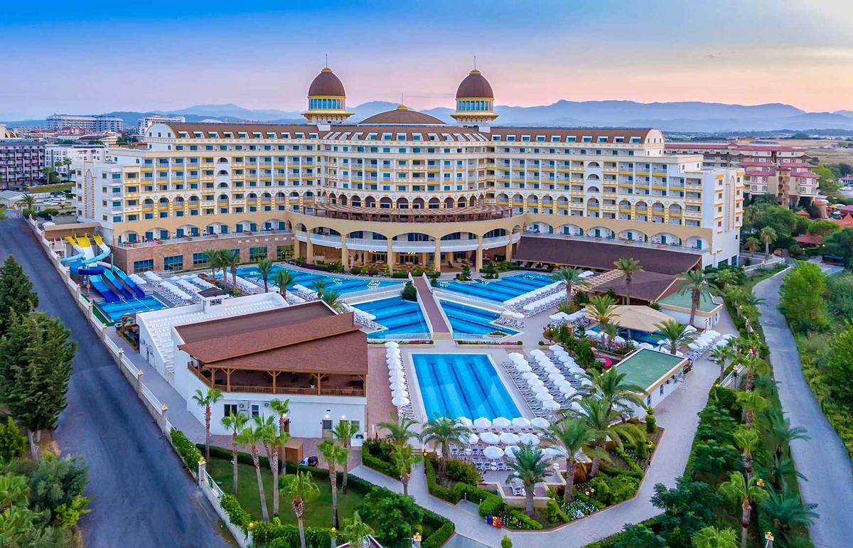 Außenansicht des Sidemarin Kirman Premium Hotels mit Swimmingpools und Gärten.