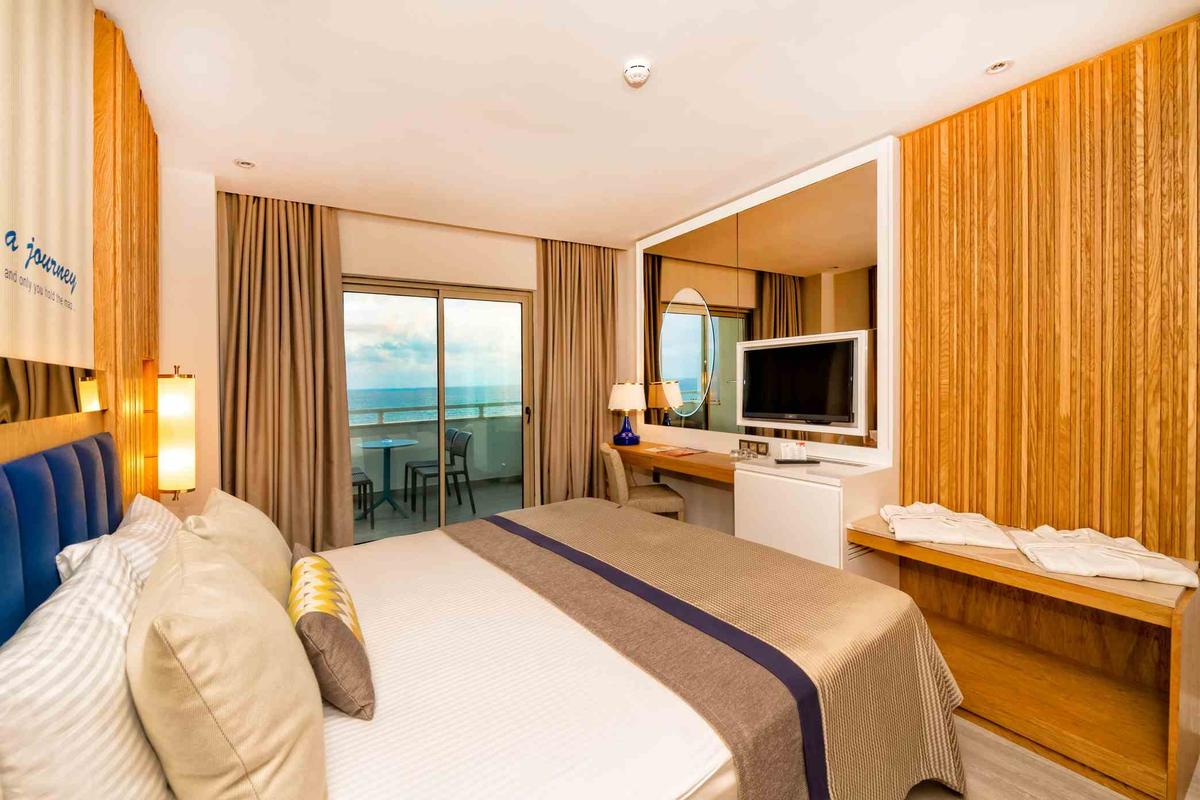 Hotelzimmer des Sidemarin Kirman Premium mit Meerblick, Bett, Schreibtisch und Fernseher.