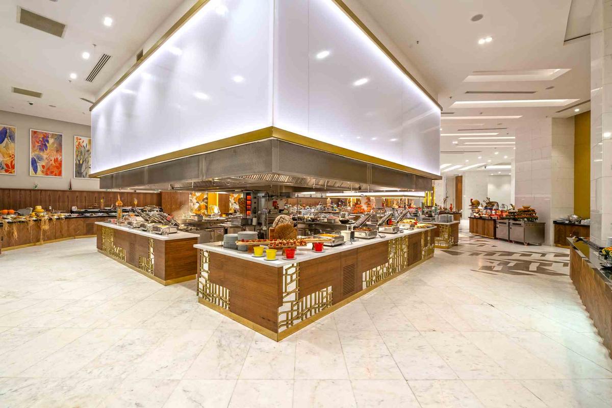 Buffetbereich im Sidemarin Kirman Premium Hotel mit einer großen Theke und verschiedenen Gerichten.