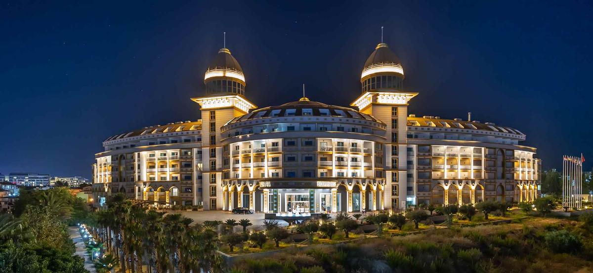 Sidemarin Kirman Premium Hotel bei Nacht, beleuchtet und beeindruckend