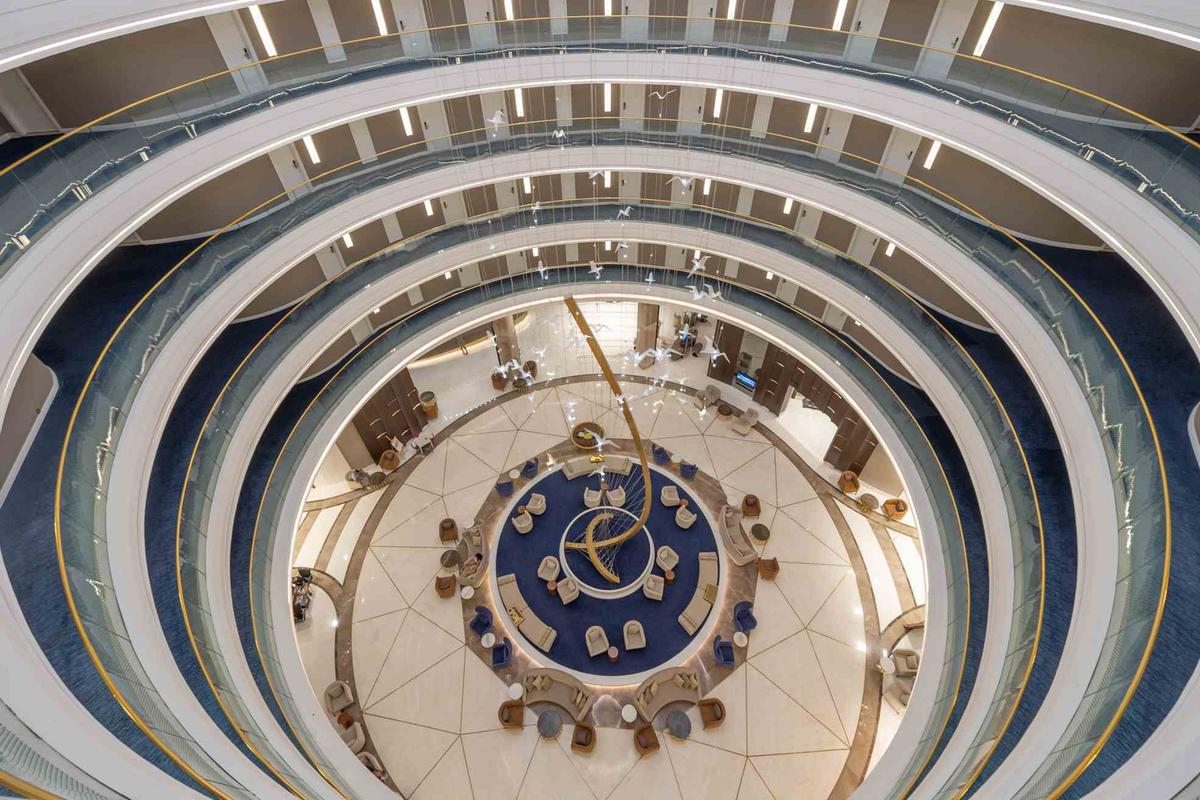 Innenansicht des Sidemarin Kirman Premium Hotels mit runden Sitzbereichen und spiralförmigen Gängen.