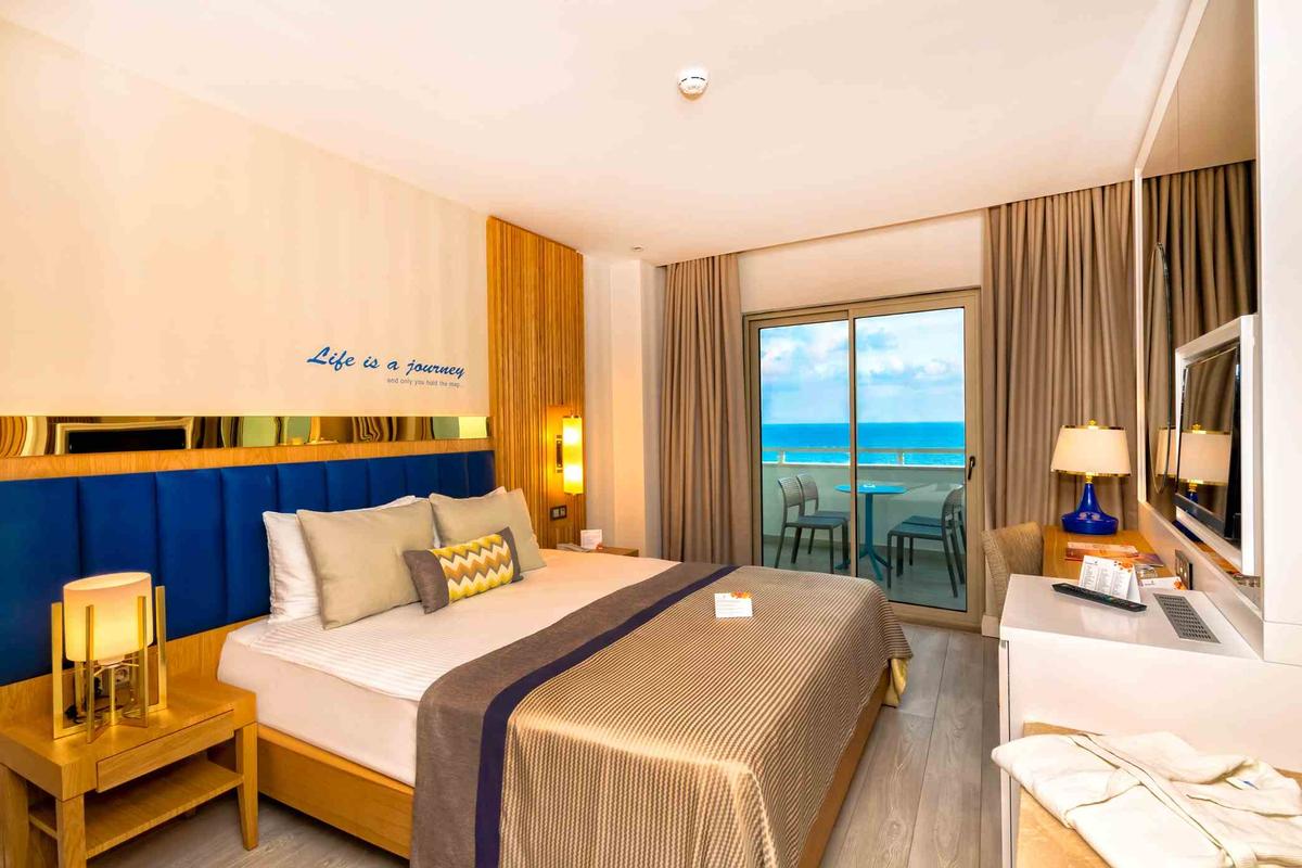 Hotelzimmer mit Meerblick im Sidemarin Kirman Premium, inklusive Bett, Balkon, Fernseher und Schreibtisch.
