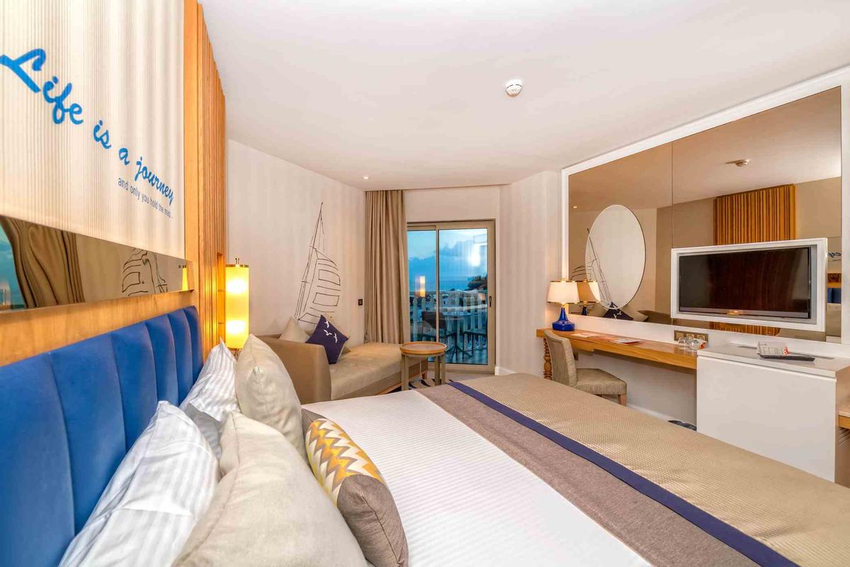 Zimmer im Sidemarin Kirman Premium Hotel mit Bett, Schreibtisch und Meerblick