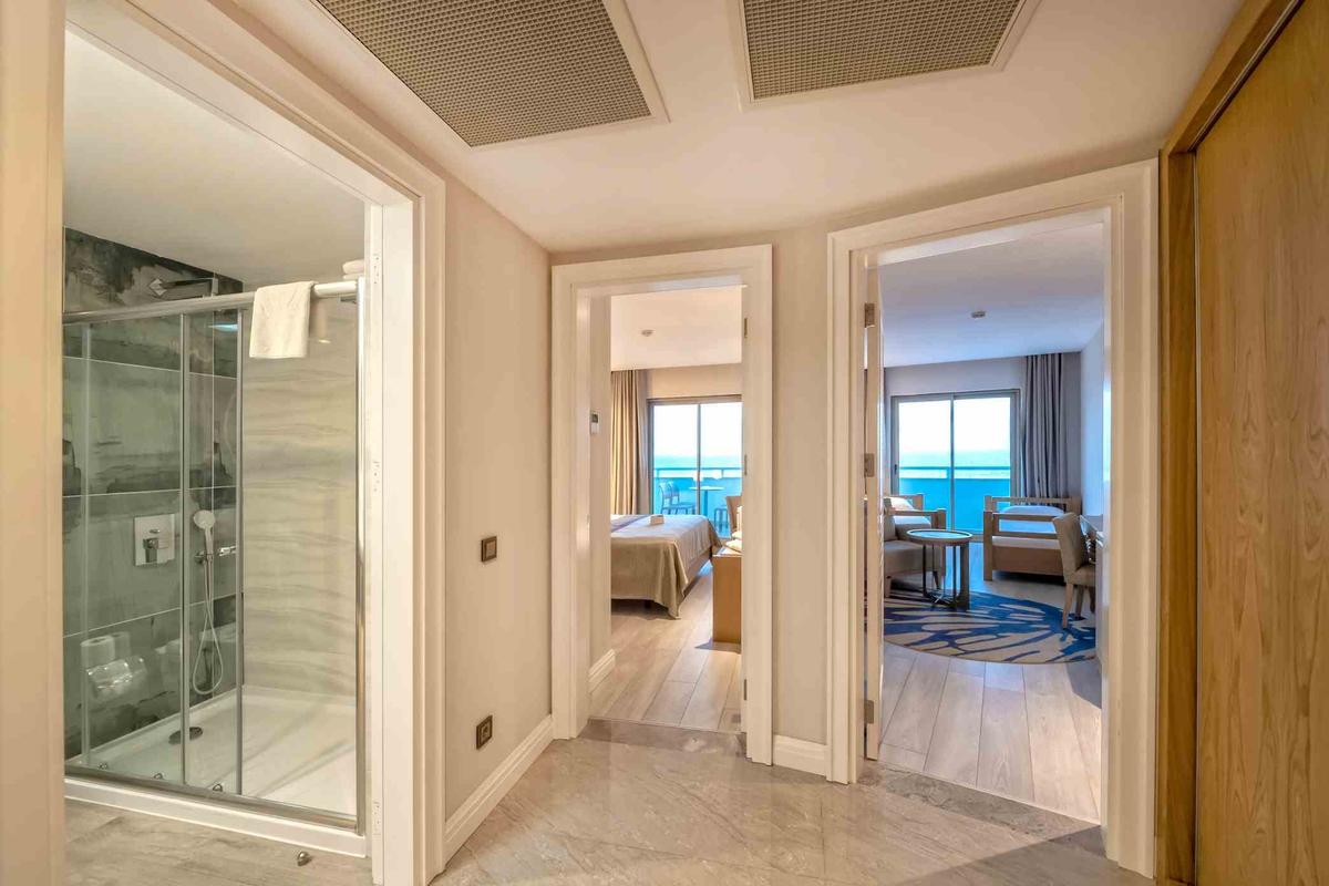 Innenansicht des Sidemarin Kirman Premium Hotels mit gefliestem Boden und Meerblick.