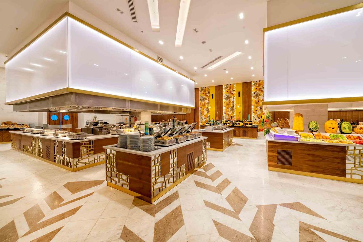 Buffetbereich im Sidemarin Kirman Premium Hotel mit verschiedenen Essensstationen.