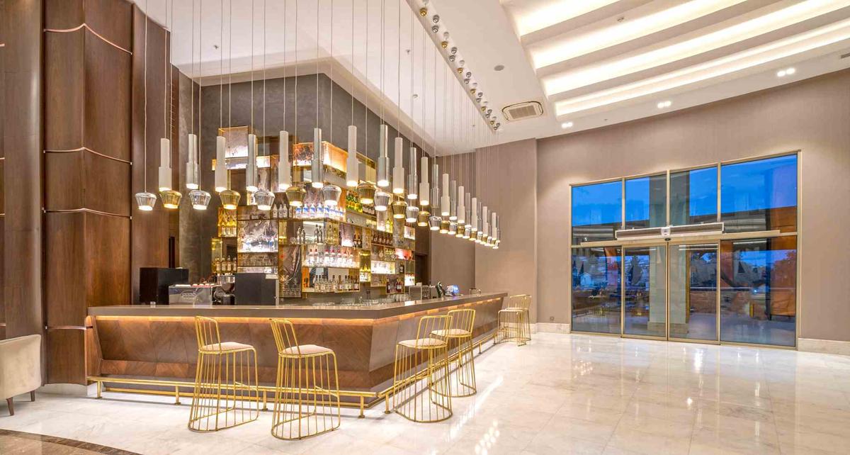 Innenbereich der Bar im Sidemarin Kirman Premium Hotel mit goldenen Stühlen und Theke.
