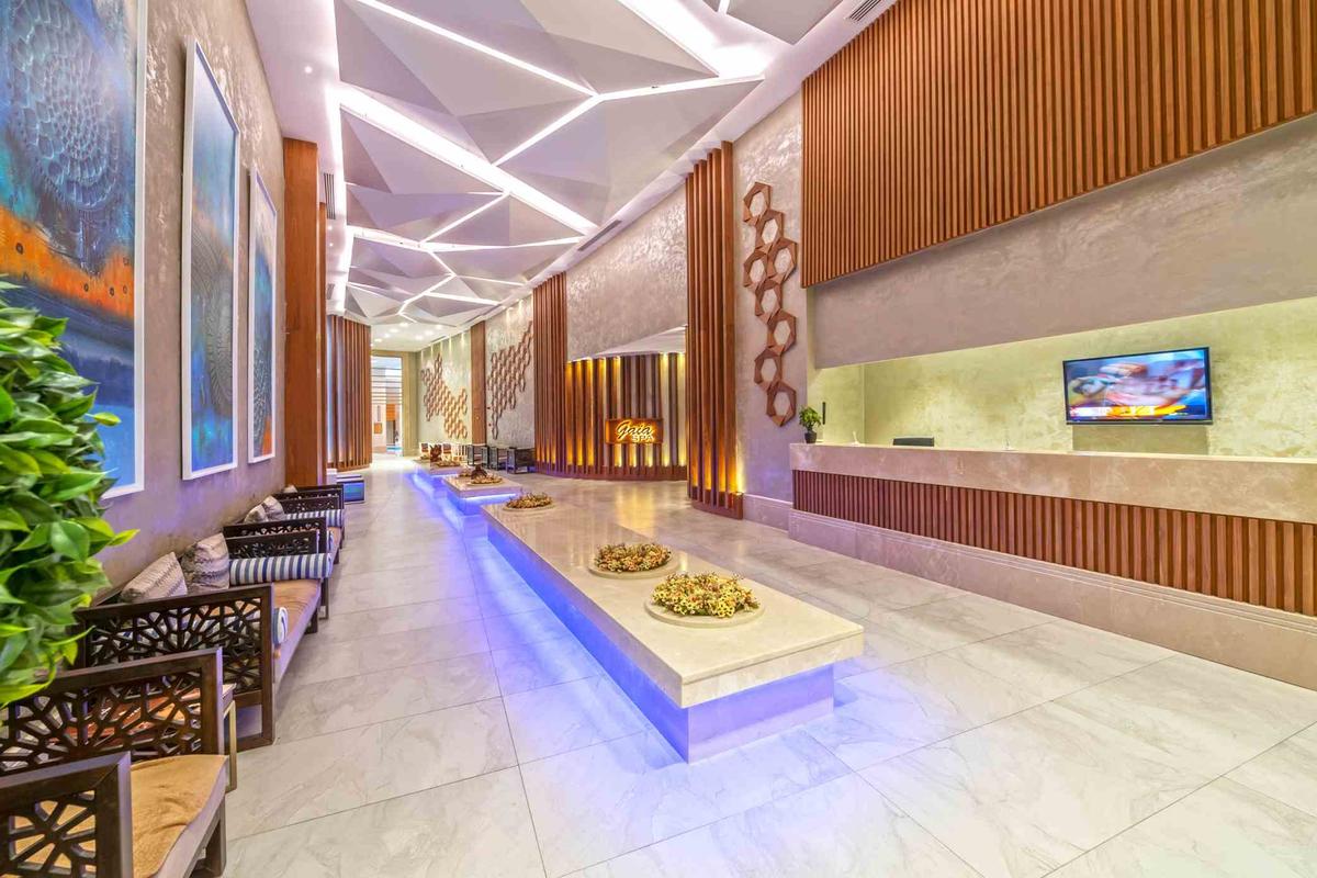Hotellobby des Sidemarin Kirman Premium mit gemusterten Wänden und Beleuchtung.
