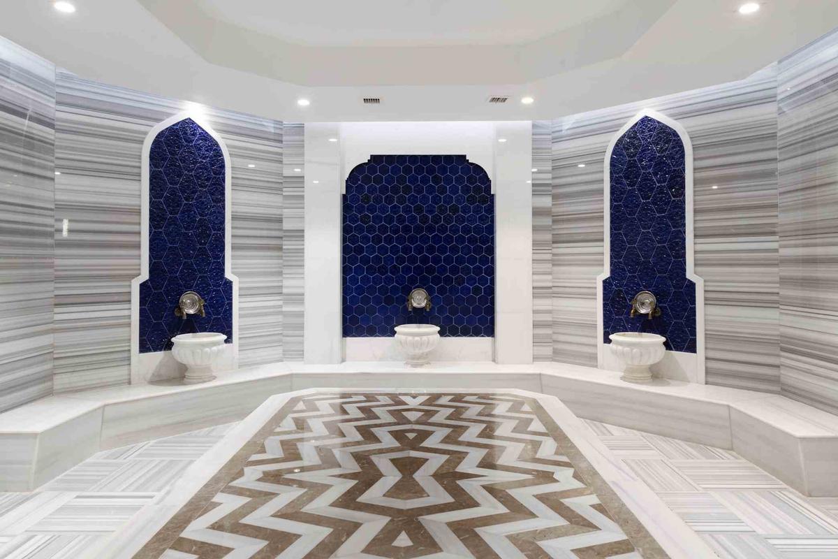 Saunabereich im Sidemarin Kirman Premium Hotel mit weißen und blauen Marmorwänden und Inlays.