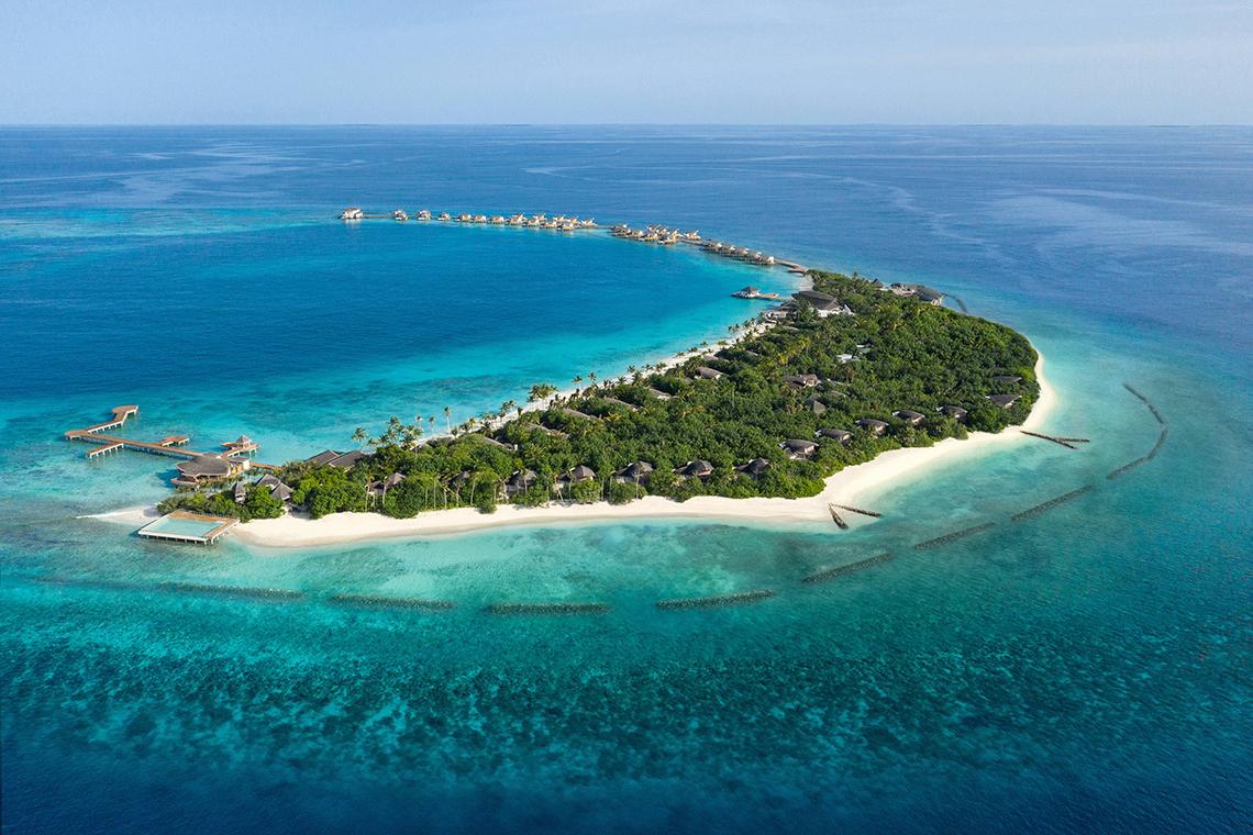 Luftaufnahme des JW Marriott Maldives Resort & Spa auf einer kleinen Insel mit blauem Wasser und weißen Stränden.